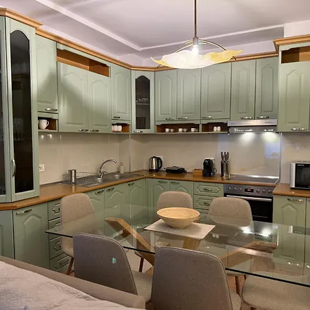 Proper 1 * تيرانا