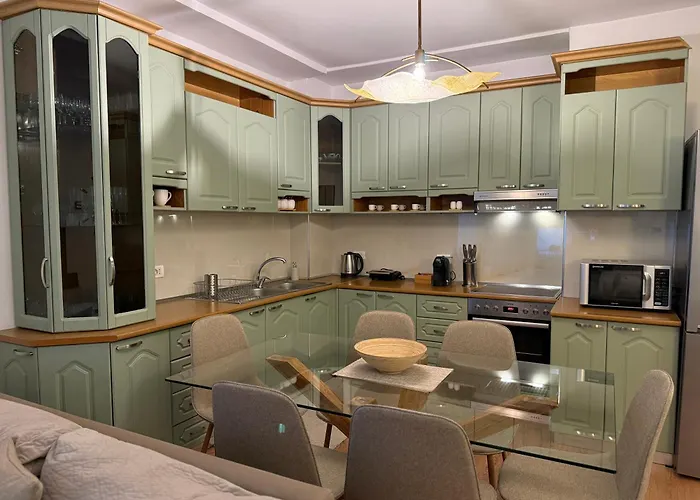 Proper 1 * تيرانا